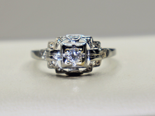 Vintage 18K Deco Vs H Diamond Tiered Filigree Ring