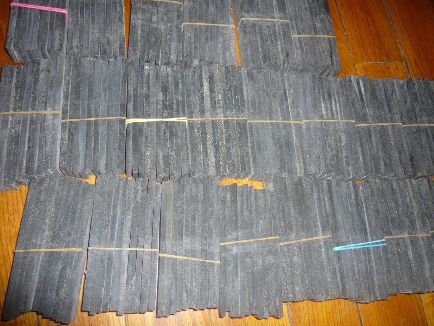 Small Size Mixed Horn Scales For Making Insert Horn Nocks/Knives Handleswholesale Amounts