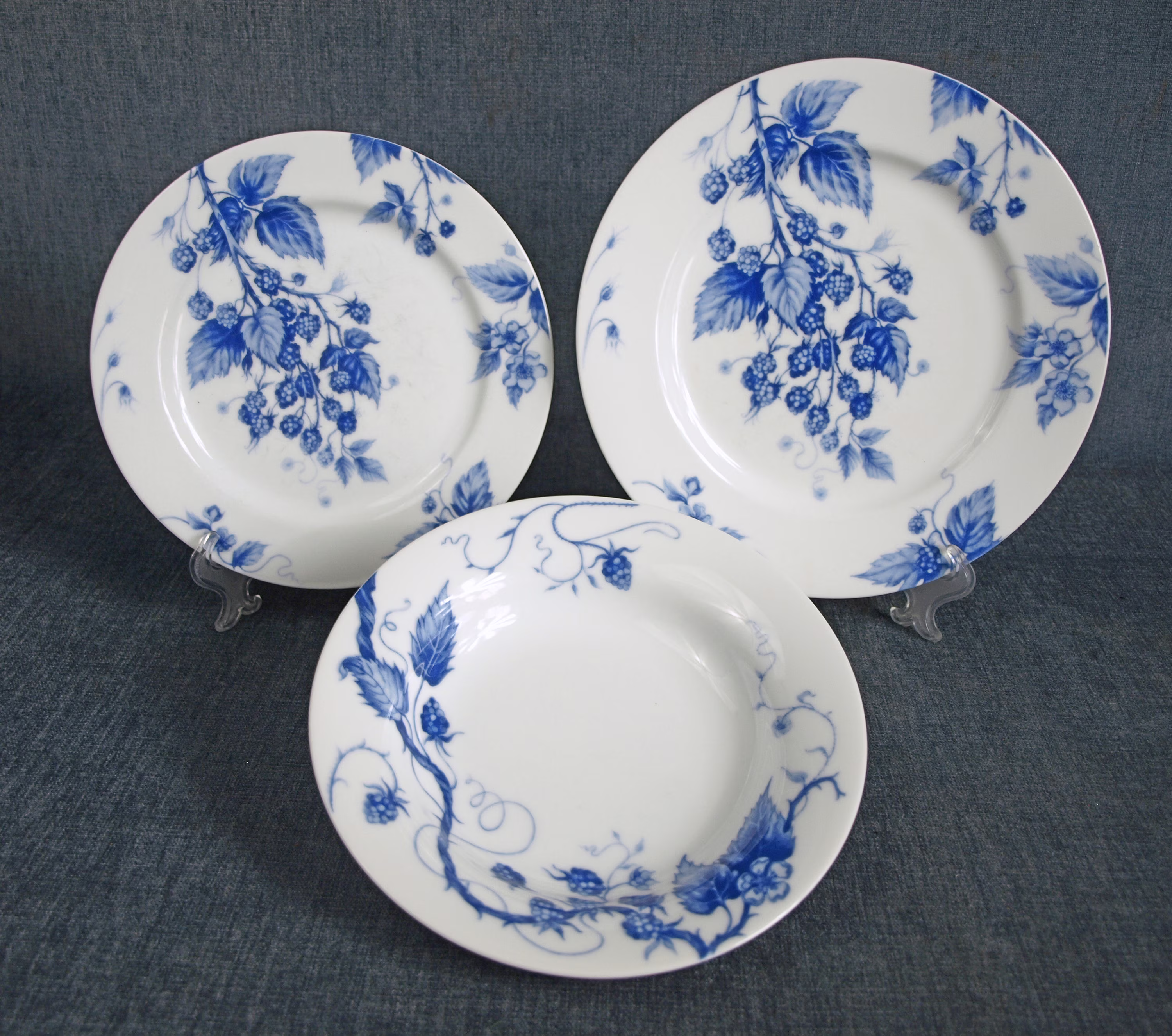 Williams - Sonoma Ormonde Porcelain Dinnerware Set W Raspberry Pattern Dinner Plate, Bread/Salad Plate & Pasta Soup Bowl Japan