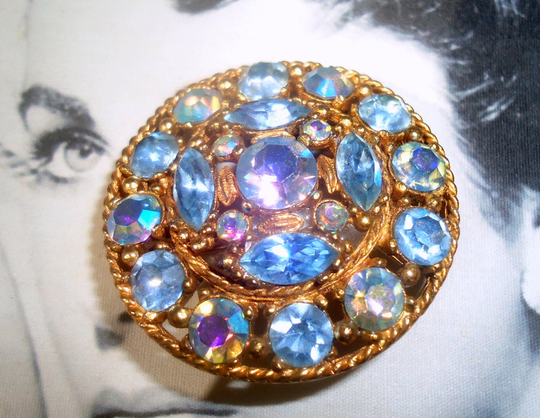 Unsigned Beauty. Blue Aurora Borealis & Topaz Chaton Navette Circular Twisted Gold Tone Rope Brooch 1950's