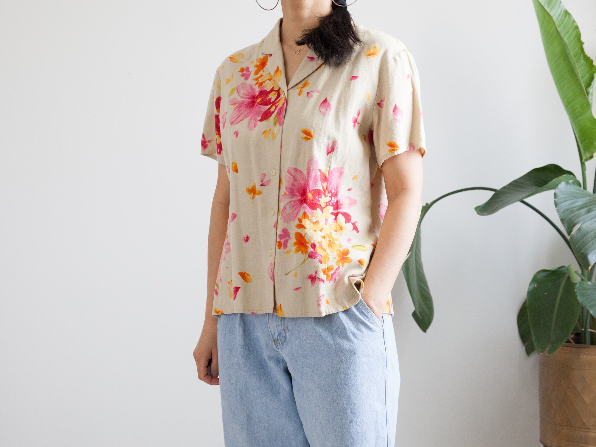 Tropical Beige Red Floral Linen Blend Short Sleeve Blouse/Hawaiian Button Down Shirt Size M Petite