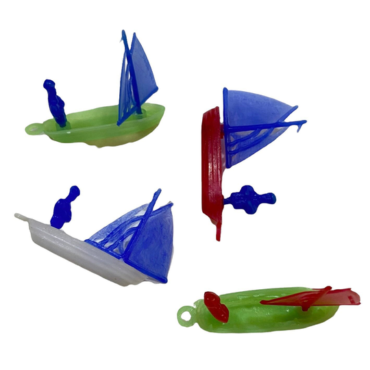 ⱽᴵᴺᵀᴬᴳᴱ 4Pcs Tiny Boat Charms 1-1/2" Vintage Plastic Miniatures Moving Sails + Sailors Gum Ball Ships Lot