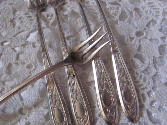 Victory 1919 Pattern // 5 Silver Plate Crab Seafood Shellfish Oyster Cocktail 3 Prong Forks No Mono Alvin - Antique Vintage Flatware
