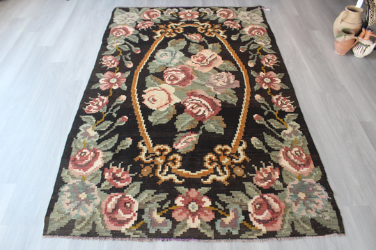 Vintage Karabagh Kilim, Floral Kilim Rug, Ethnic Rose Design, Large Area/5'x8'1" N-684