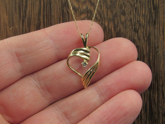 18" 10K Gold Unique Solitaire Diamond Heart Necklace Vintage Estate Wedding Engagement Anniversary Gift Idea Beautiful Elegant Love