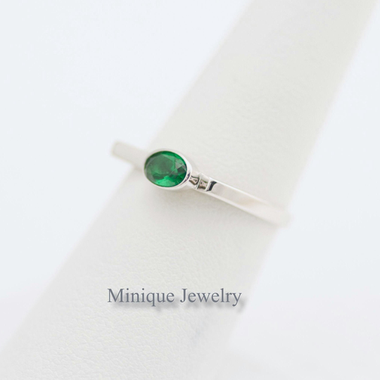 May Birthstone Ring, Oval Shaped Emerald Green Gem, Sterling Silver Geometric Shape Dainty Minimalist Ring. # 445
