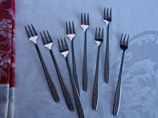 Wm A Rogers Stainless Oneida Ltd. Stainless Set Of 8 Textured Handle Floral Mid Century Modern Retro Cocktail Seafood Serving Forks