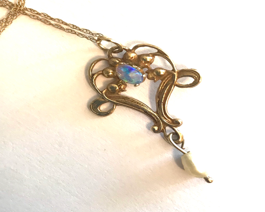 Opal Lavalier in 14 Karat Gold