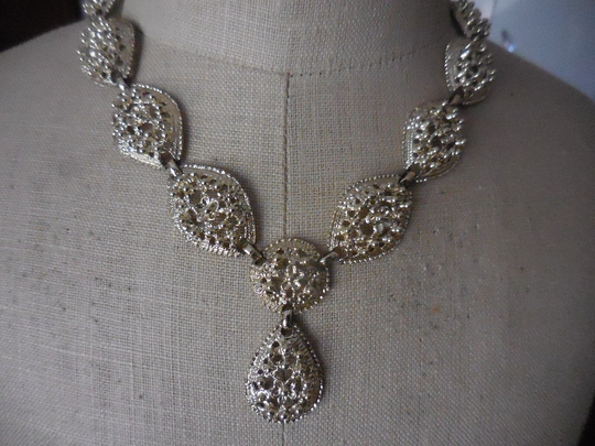 Vintage 1950S To 1960S Gold Tone Chunky Y Collar Like Necklace Cutouts Metal Thick Unmarked Teardrop Adjustable Hook Clasp Retro Textured