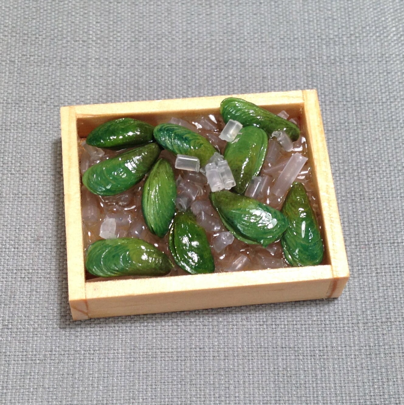 Mussels Tray Miniature Clay Polymer Food Supply Mussel Seafood Fish Cute Small Ice Cube Dish Wood Display Dollhouse Jewelry Supplies 1/12