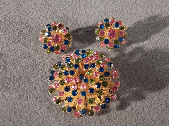 Vintage Yellow Gold Tone Multi Round Rhinestone Dimensional Pin Brooch Clip On Earring Set Rl