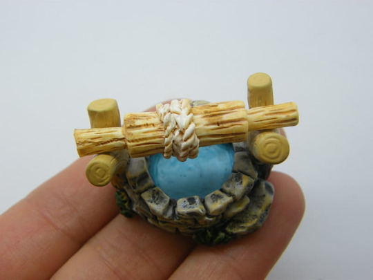1 Well Miniature Dollhouse Resin P529