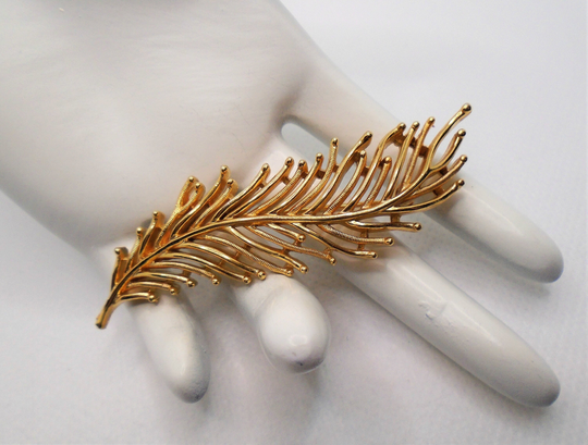 Vintage Polished Gold Tone Detailed Leaf Feather Plume Pin Brooch Designer Signed Crown Trifari