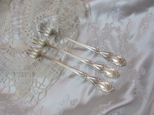 Sherwood 1913 Pattern // 3 Ornate Silver Plate Prong Lemon Crab Seafood Shellfish Cocktail Oyster Pickle Olive Forks Wr Keystone