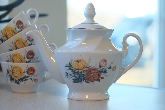 Riga Porcelain Teapot & Four Cups