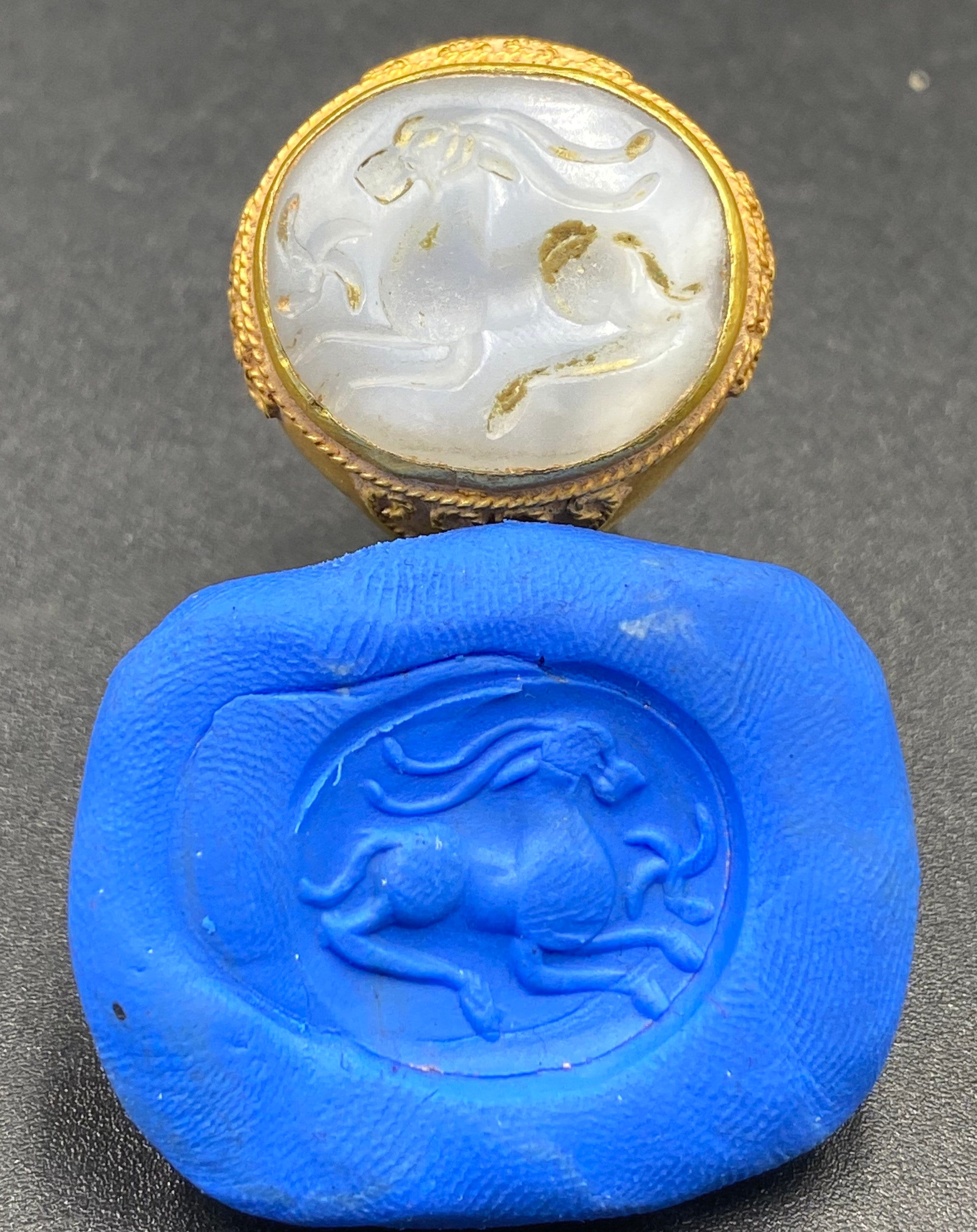 Rare 20K Solid Gold Very Unique Fabulous Piece Very Old Ancient Greek Period White Agate Ram Signet Ring