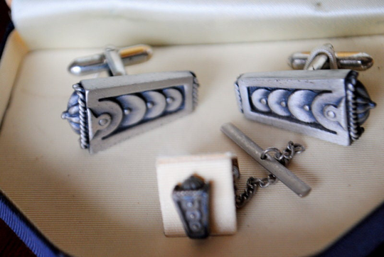 Mod Vintage 60S, Silvertone, Toned Metal, Street-Traffic Lamp Shape Cuff Links & Tie Clip. Made By Swank