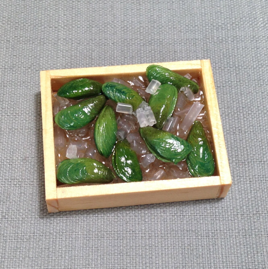 Mussels Tray Miniature Dollhouse Clay Polymer Food Supply Mussel Seafood Fish Cute Small Ice Cube Dish Wood Display Jewelry Supplies 1/12