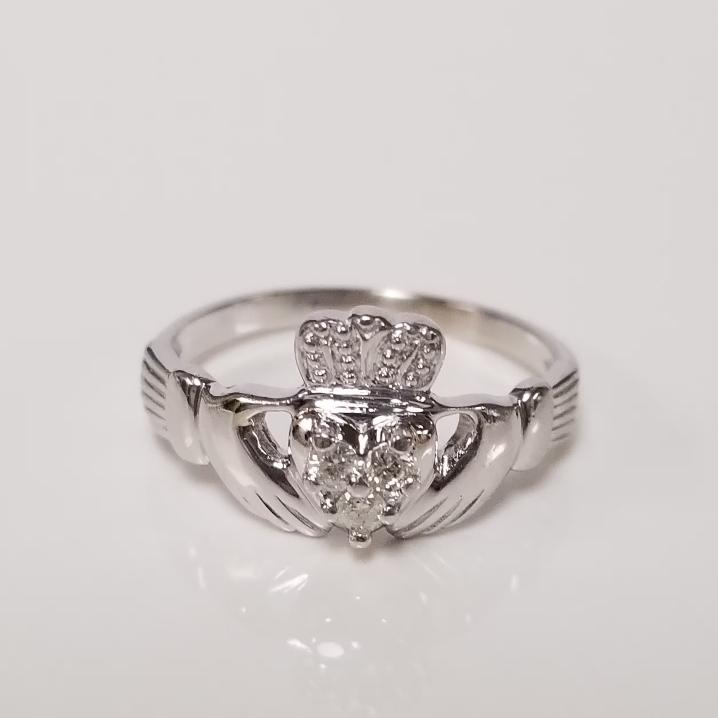 Estate 14K White Gold Claddagh .05Ct Heart Diamond Irish Hands Crown Eternity Ireland Ring Rj6