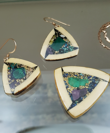 Vintage Yukon Pendant Set 18 Karat Gold Nuggets, Lapiz Lazulu, Malachite Green Stone, Austrailan Opal