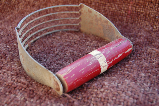 A & J Dough Blender Red Wood Handle White Stripe Chippy Paint Steel Blades Rusty Patina Farmhouse Kitchenware - Hand Pastry