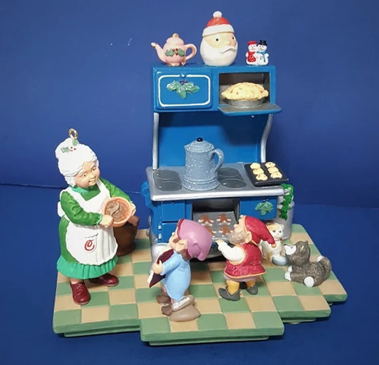 1995 "Christmas Eve Bake Off" Hallmark Keepsake Ornament With Display Piece Signature Collection - Retired