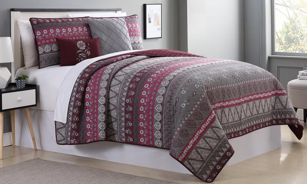 Amrapur Overseas Printed reversible quilt set Multi Multi Reversible Queen Quilt (Blend with Polyester Fill) | 3QLT5STG-ELD-QN