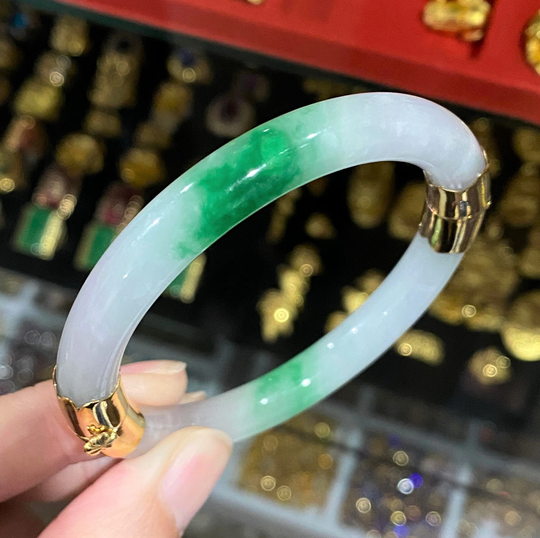 Vintage 18K Solid Yellow Gold Translucent Green, White Jadeite Jade Hinged Bangle Bracelet 51.5mm