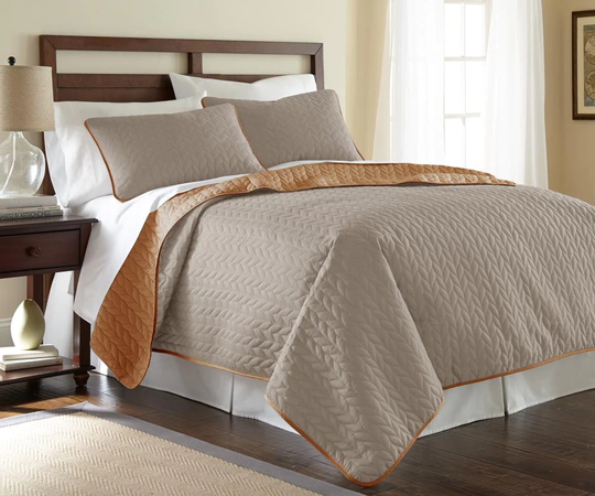Amrapur Overseas Solid reversible leaf coverlet Multi Abstract Reversible Queen Bedspread (Blend with Polyester Fill) | 3CVTFLSG-AHZ-QN