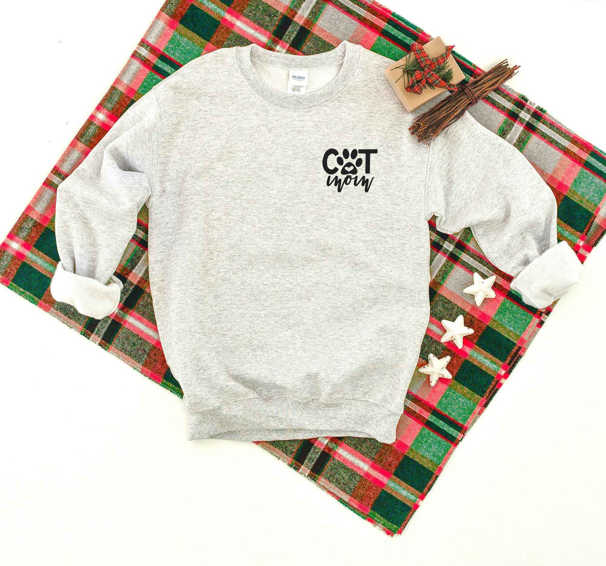 Cat Mom Paw Left Chest Heavy Blend Crewneck Sweatshirt, Lover Sweater, Pet Crew Dog Mom, Mama