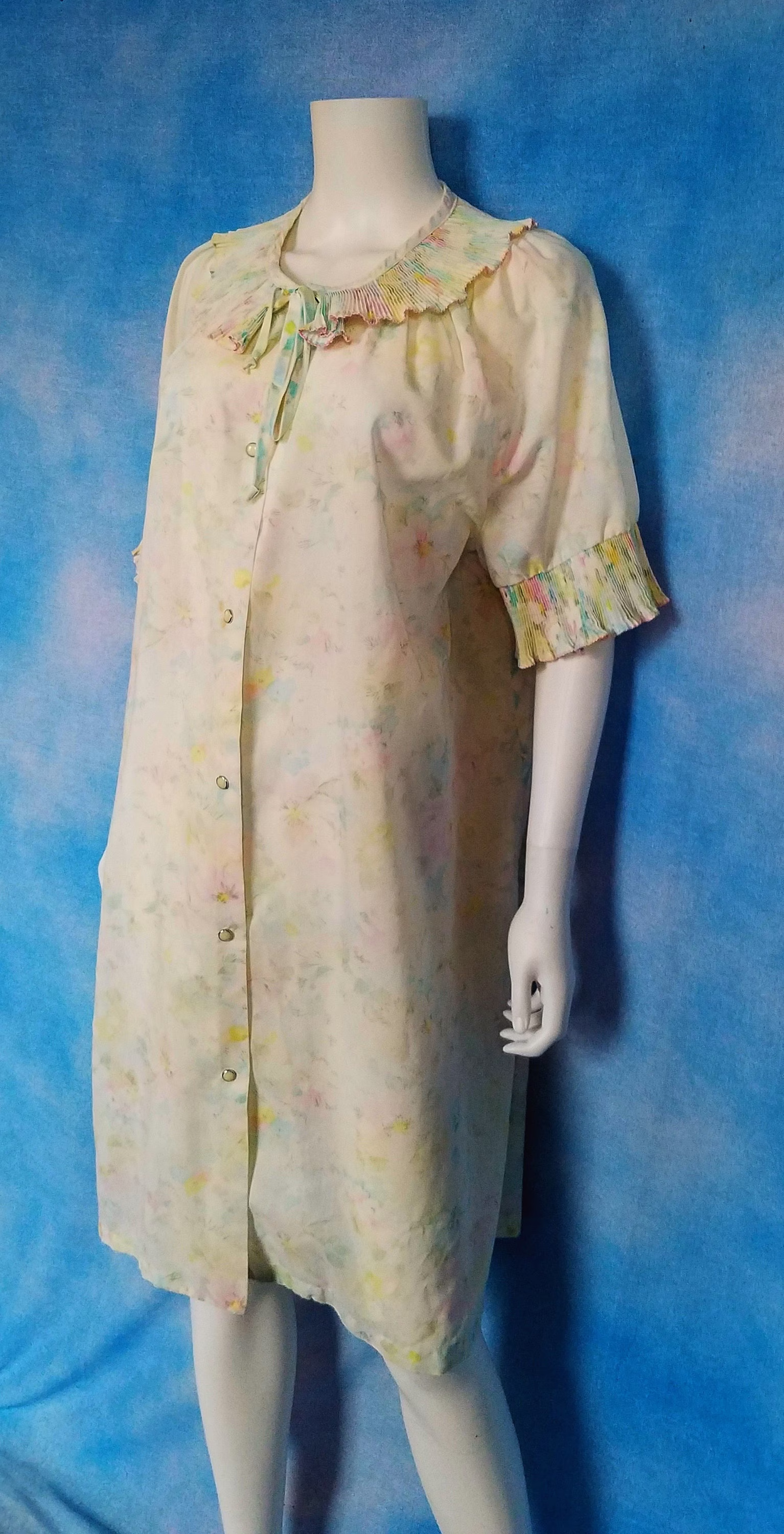 Vintage 70S Cotton Blend Pale Pastel Floral House Dress Lounge Dress, Accordion Pleated Ruffled Collar & Cuffs/ Leisure Life/ Size L