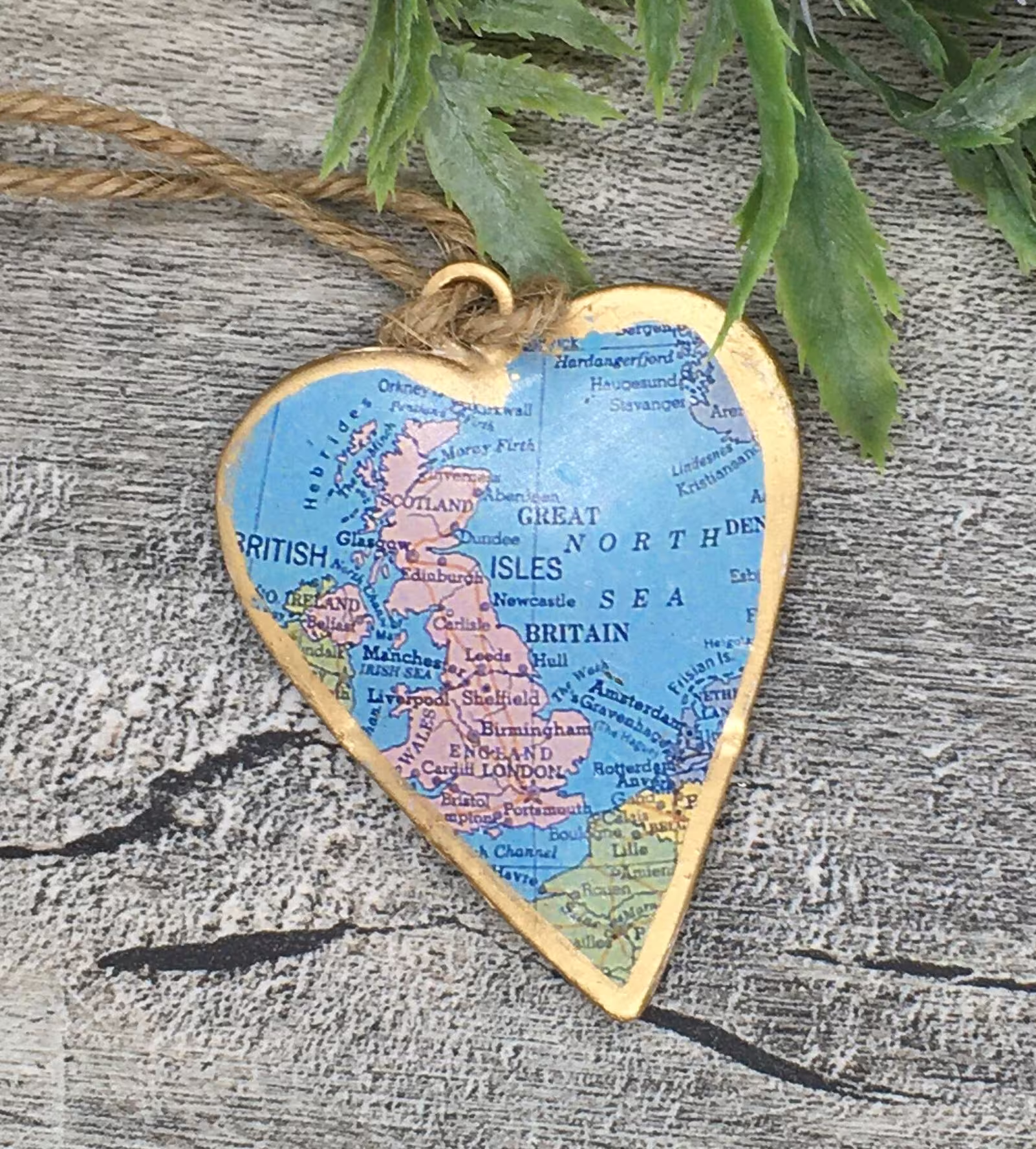 Sass & Belle Vintage Style Small Metal Hanging Heart "Map Of Great Britain" United Kingdom Vintage, Retro