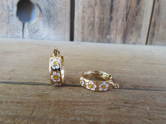 90S Earrings | Gold Tone Daisy Enamel Detail Hoop Flower Hoops Business Casual Minimalist
