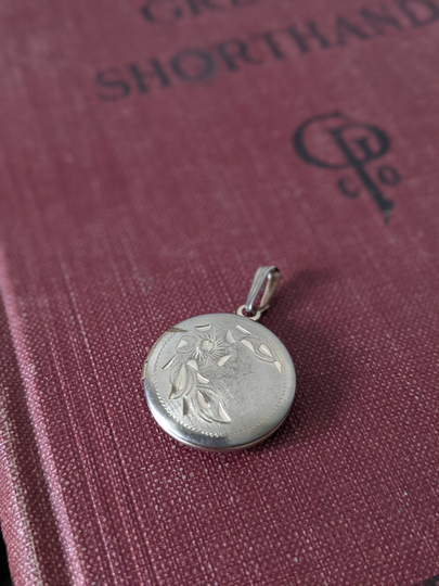 Vintage 1970S Round Etched Locket Pendant