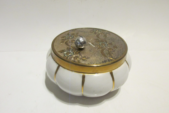 Porcelain Vanity Gold Trim Musical Jewelry, Powder Dish With & Silver Floral Lid, Stops When Lid Is On, Let Me Call You Sweetheart
