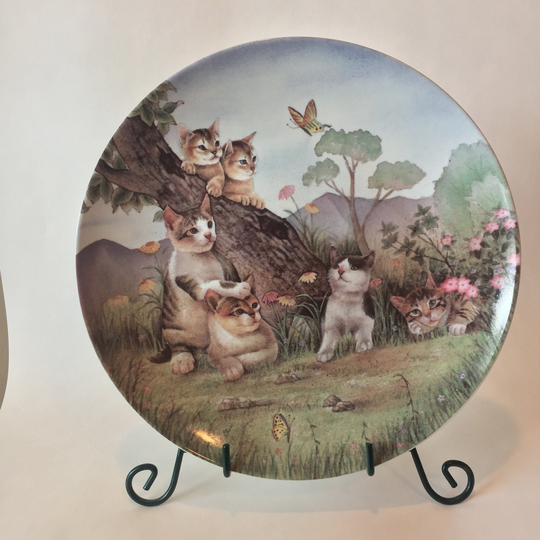 Hanna's Decorative Vintage Porcelain Plate From The 20Th Century Made in China Cute Kittens & Butterfly Gift For Beloved Collectible
