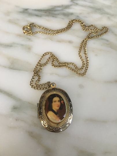 Goldtone Picture Locket, Oval Keepsake Pendent Antique Art Deco Style