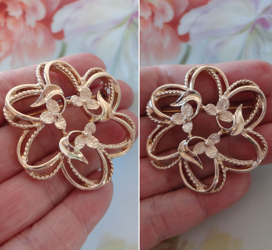 Vintage 1960S Sarah Coventry Brooch Pin Gold Plated Metal Textured & High Polish Finishes Scalloped Floral Design Signed "Sarah"