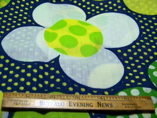 1960's Blended Dotted Daisy Floral 40" W X 60" L Quilting Decorating Fabric Inv9