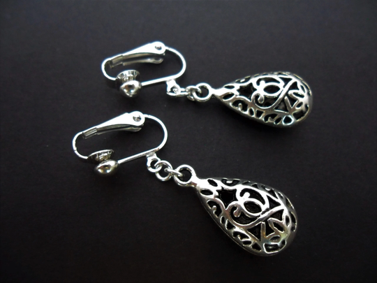A Pair Of Pretty Tibetan Silver Filigree Teardrop Dangly Clip On Earrings