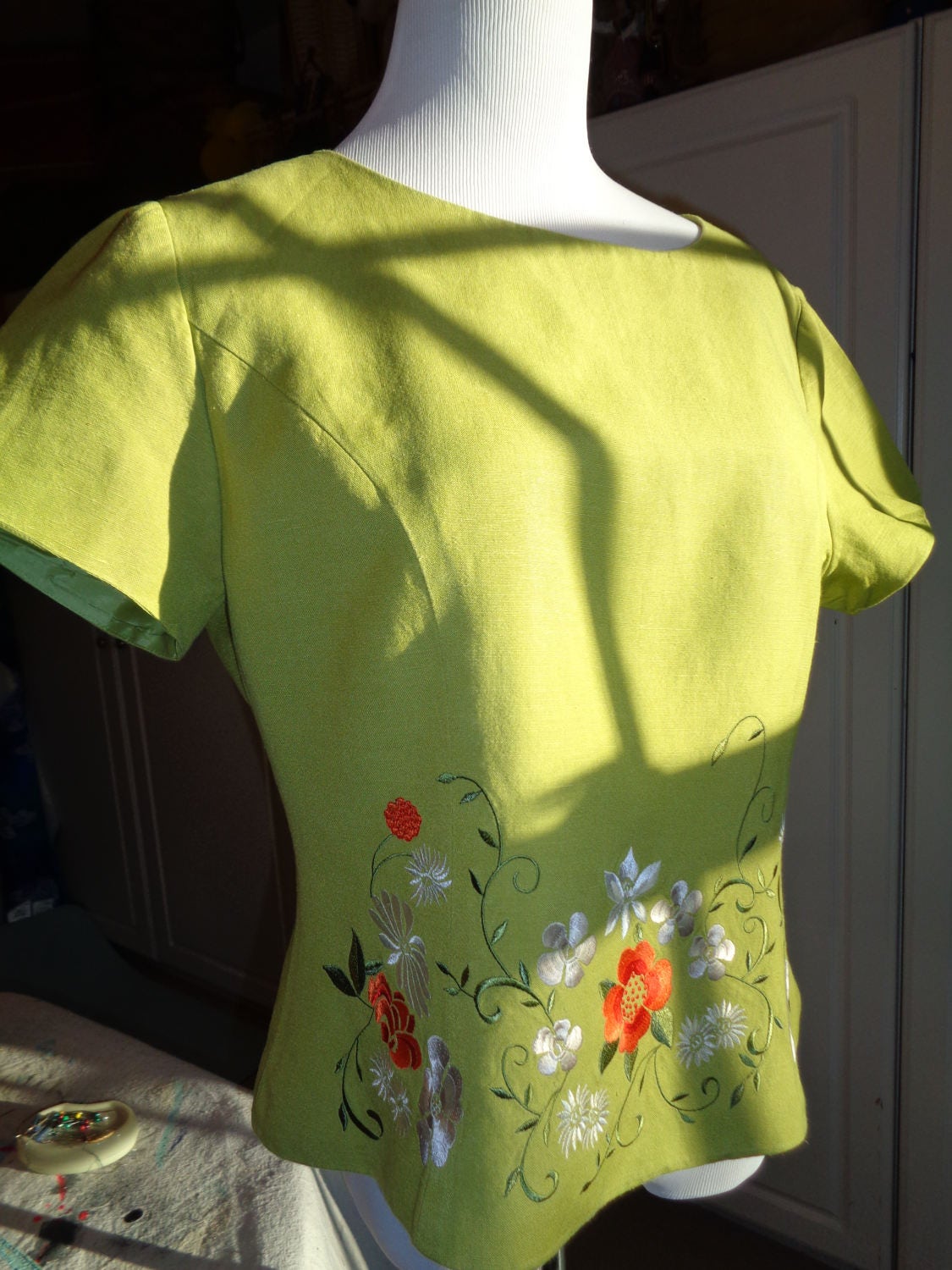 Vintage Embroidered Linen Rayon Blend Pantsuit Set in Chartreuse Green Color With Machine Embroidered Flowers On The Top Good Condition