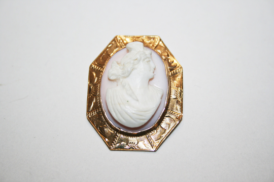 C1910S Antique 10K Gold Hand Carved Queen Conch Shell Cameo Brooch