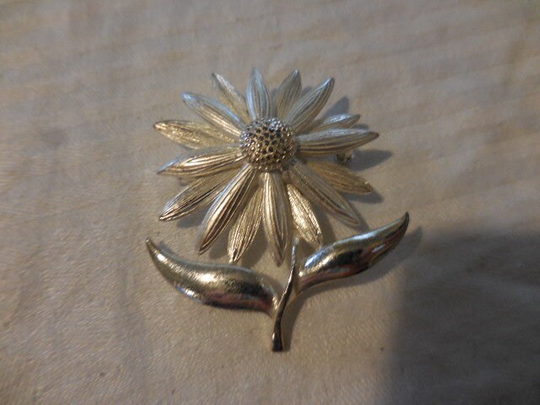 Vintage 1970S To 1980S Silver Tone Daisy Flower Pin/Brooch Shiny/Brushed Look Retro