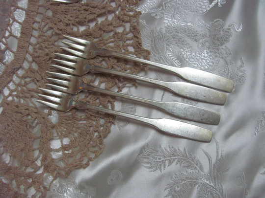 Bennington Pattern // 4 Silver Plate Crab Seafood Shellfish Cocktail Oyster Pickle Olive Forks Oneida Silversmiths