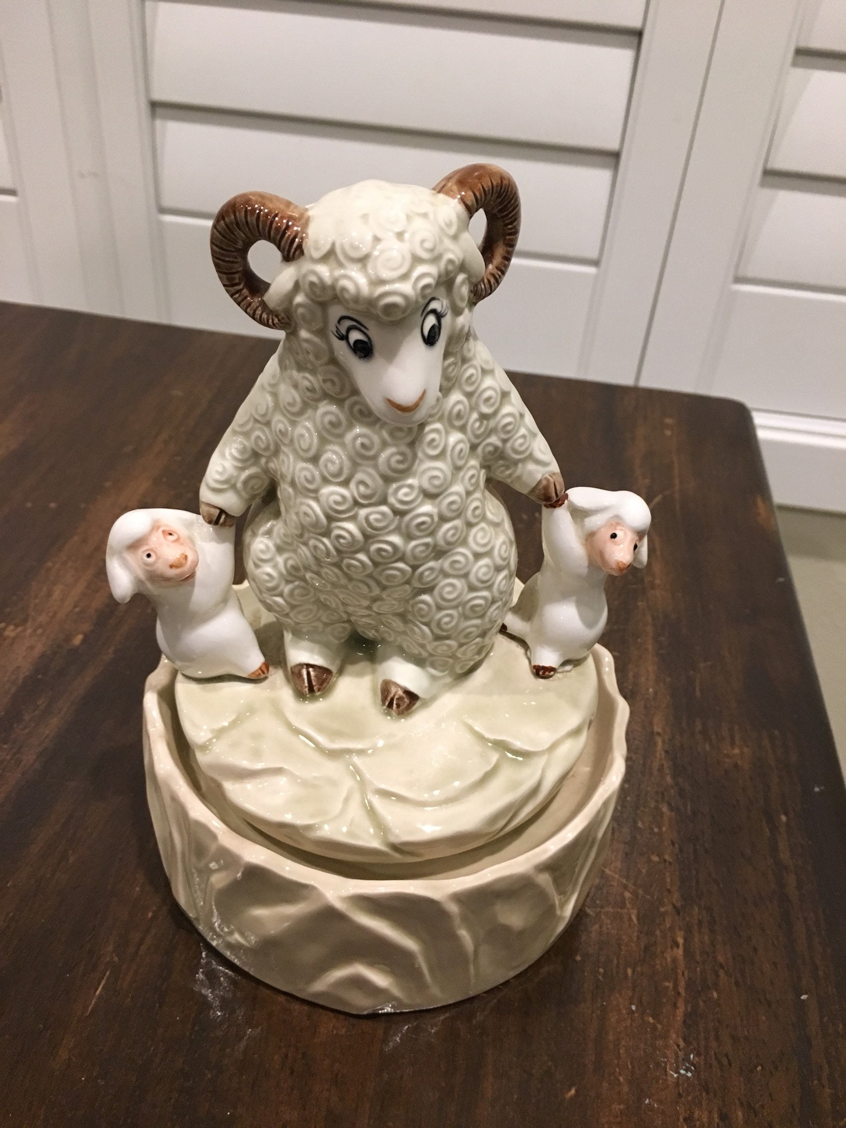 Mama Ram Ewe With Kids Rotating Music Box Playing Love Makes The World Go Around