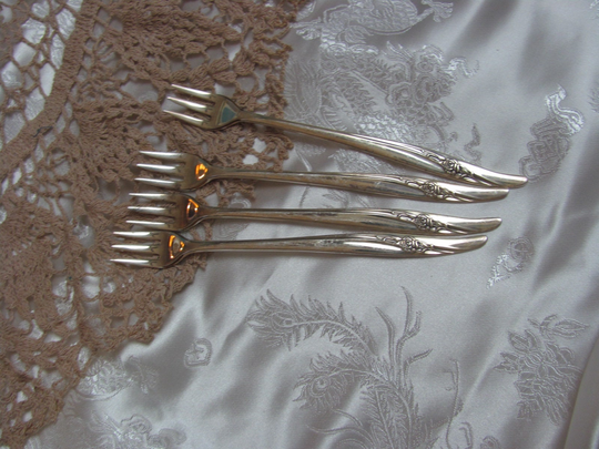 Rose Song 1965 Pattern // 4 Silver Plate Crab Seafood Shellfish Cocktail Oyster Pickle Olive Forks 1881 Rogers