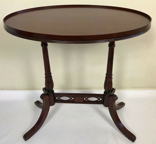 English Style Turned & Carved Mahogany Oval Accent/Side Table