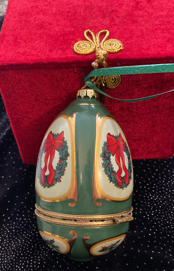 Vintage. Valerie Parr Hill Musical Egg Ornament Wreath Plays The First Noel