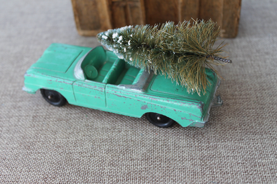 Vintage Tootsie Green Metal Oldsmobile Car & Bottle Brush Tree Christmas Decoration
