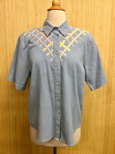 1980's Vintage Napa Valley Petites Short Sleeve Top With Criss Cross Appliqué & Floral Buttons